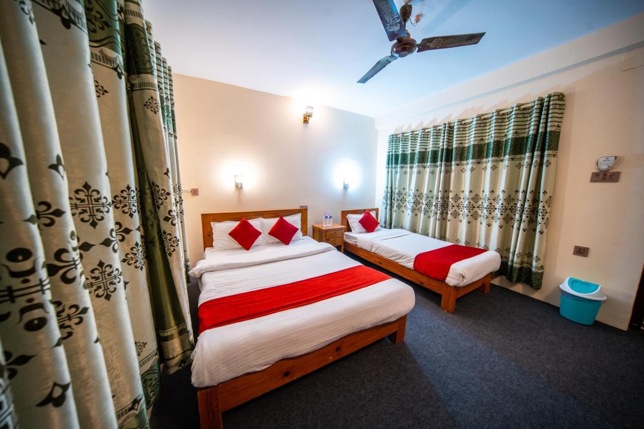 Dharma Backpackers Hostel Pokhara Buitenkant foto