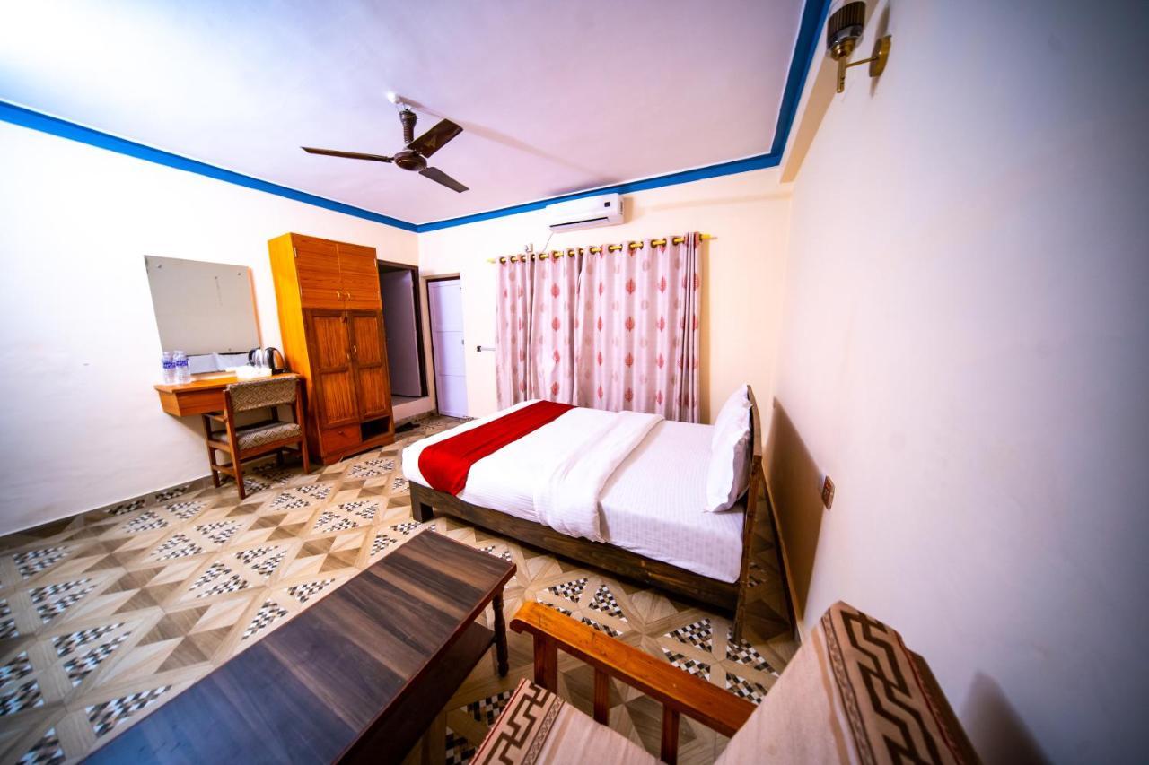 Dharma Backpackers Hostel Pokhara Buitenkant foto