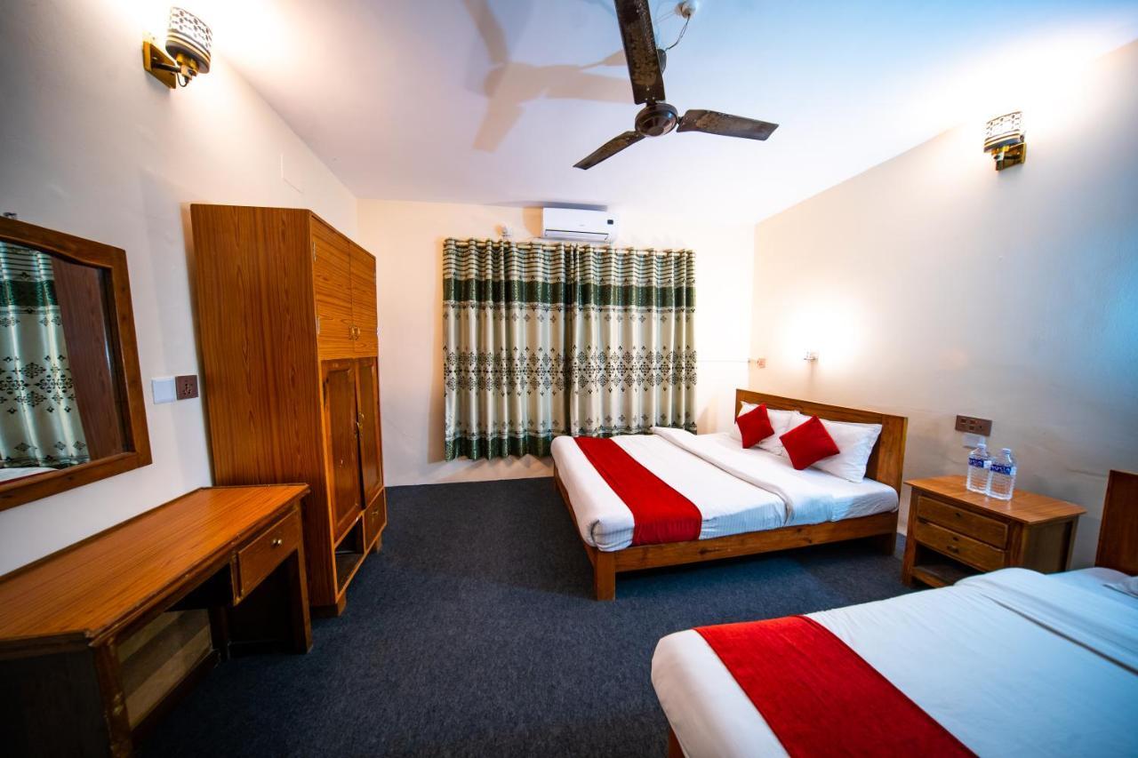 Dharma Backpackers Hostel Pokhara Buitenkant foto