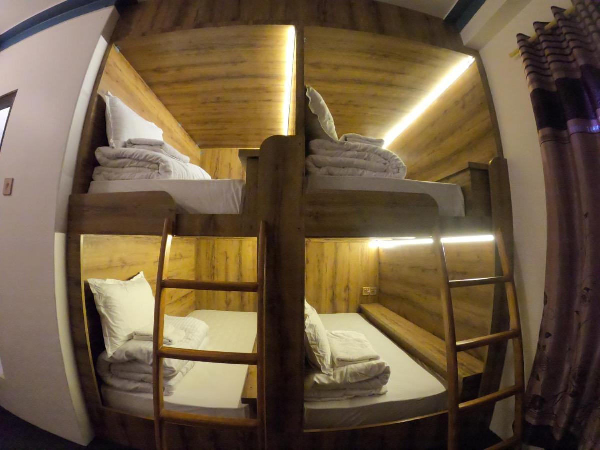 Dharma Backpackers Hostel Pokhara Buitenkant foto
