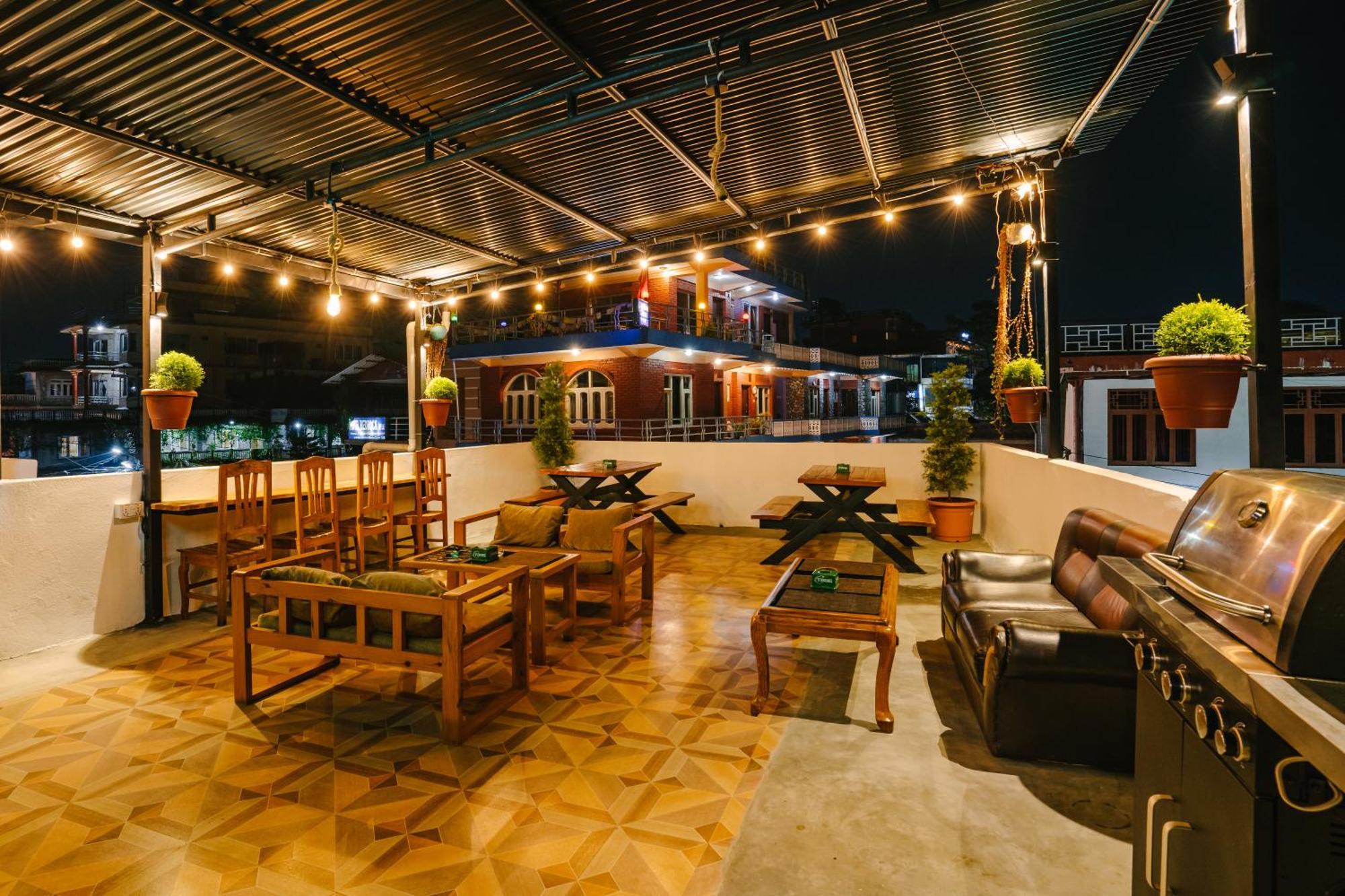Dharma Backpackers Hostel Pokhara Buitenkant foto